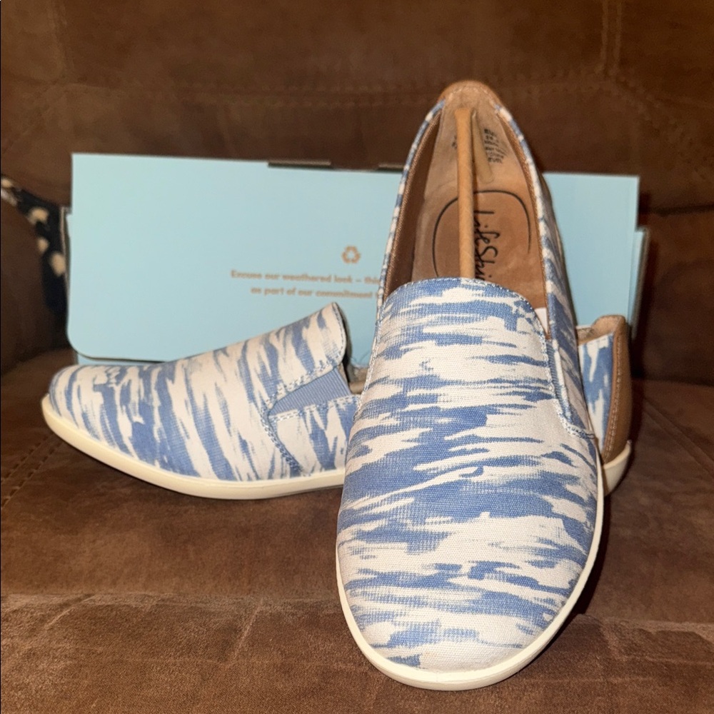 Life Stride Women’s Next Level Blue and White Patterned Slip-Ons New Size 9.5W